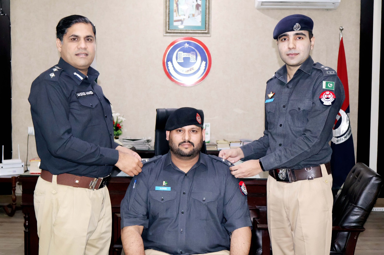 مردان فاسٹ ٹریک پروموشن پر ترقی پانے والے سب انسپکٹر عامر ریاض کو ترقی کے بیجز لگ گئے